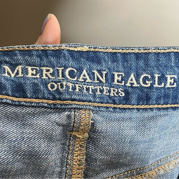 AMERICAN EAGLE distressed cutoff tomgirl shortie jean shorts size 2 - Picture 3 of 5